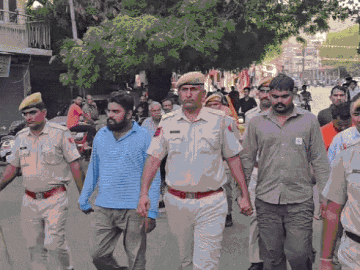 नगरपरिषद कर्मचारी से मारपीट करने वालों को बाजार में घुमाया:जोधपुर में छुपकर काट रहे थे फरारी, लौटते ही चार बदमाशों को पुलिस ने दबोचा