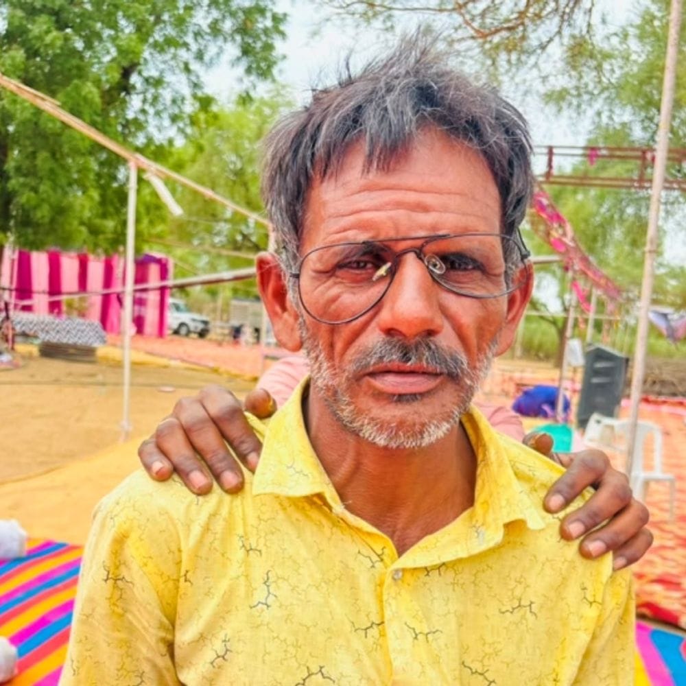 नदी में झाड़ियों के बीच मिला क्षत-विक्षत शव:भाई बोला- आंखें फोड़ीं, शरीर पर चोटों के निशान; 20 दिन पहले काम से निकला था