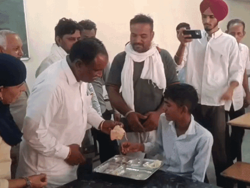 नवोदय विद्यालय में बच्चों को खिला रहे कच्ची रोटियां:श्रीगंगानगर जिला प्रमुख ने किया निरक्षण, बोले- अपने बच्चों को खिलाओ