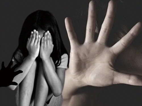 नहाते वक्त महिला का वीडियो बनाकर ब्लैकमेल किया:महिला ने आरोपी को रुपए भी दिए, आखिर परेशान होकर पति को बताया