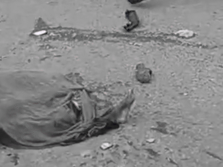नाकाबंदी पर रुके बाइक सवार दंपती को ट्रक ने कुचला:पत्नी की मौत, पति की हालत गंभीर; ग्रामीणों ने हाईवे जाम किया