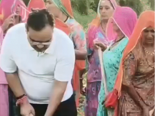 नागौर के तिलानेस में मॉर्निंग वॉक पर निकले मुख्यमंत्री:खेत में जाकर की निराई, खाट पर बैठकर सुनी ग्रामीणों की समस्याएं
