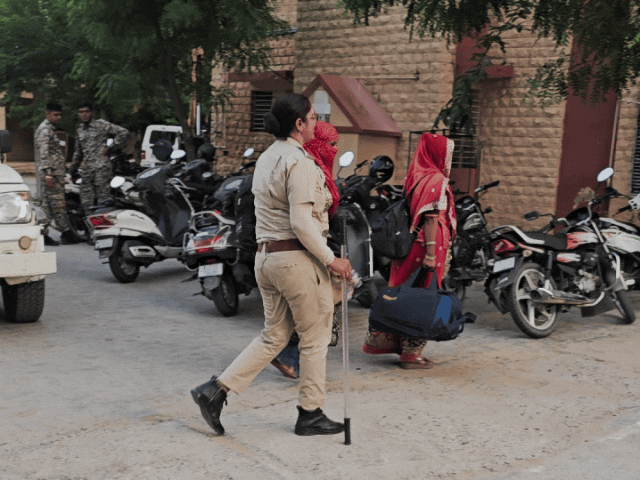 नागौर में 12 होटल-गेस्ट हाउस पर छापे, 15 लोग डिटेन:रिकॉर्ड खंगाले; कुचामन में बांग्लादेशी महिलाओं के मिलने पर एक्शन