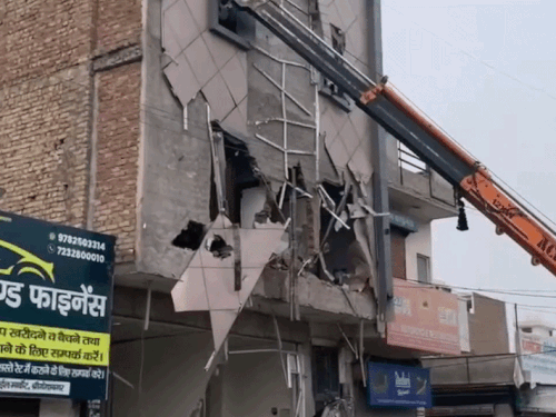 नाबालिग से गैंगरेप, 3 होटलों पर चला बुलडोजर:पुलिस को बंधक मिली थी; संचालक समेत 14 आरोपी गिरफ्तार