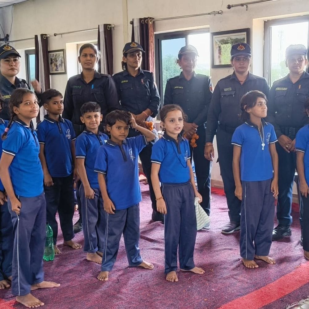निःशब्द स्कूल में महिला सुरक्षा जागरूकता कार्यक्रम आयोजित:ASP मीणा ने विभिन्न सुरक्षा सेवाओं और हेल्पलाइन नंबरों की जानकारी दी