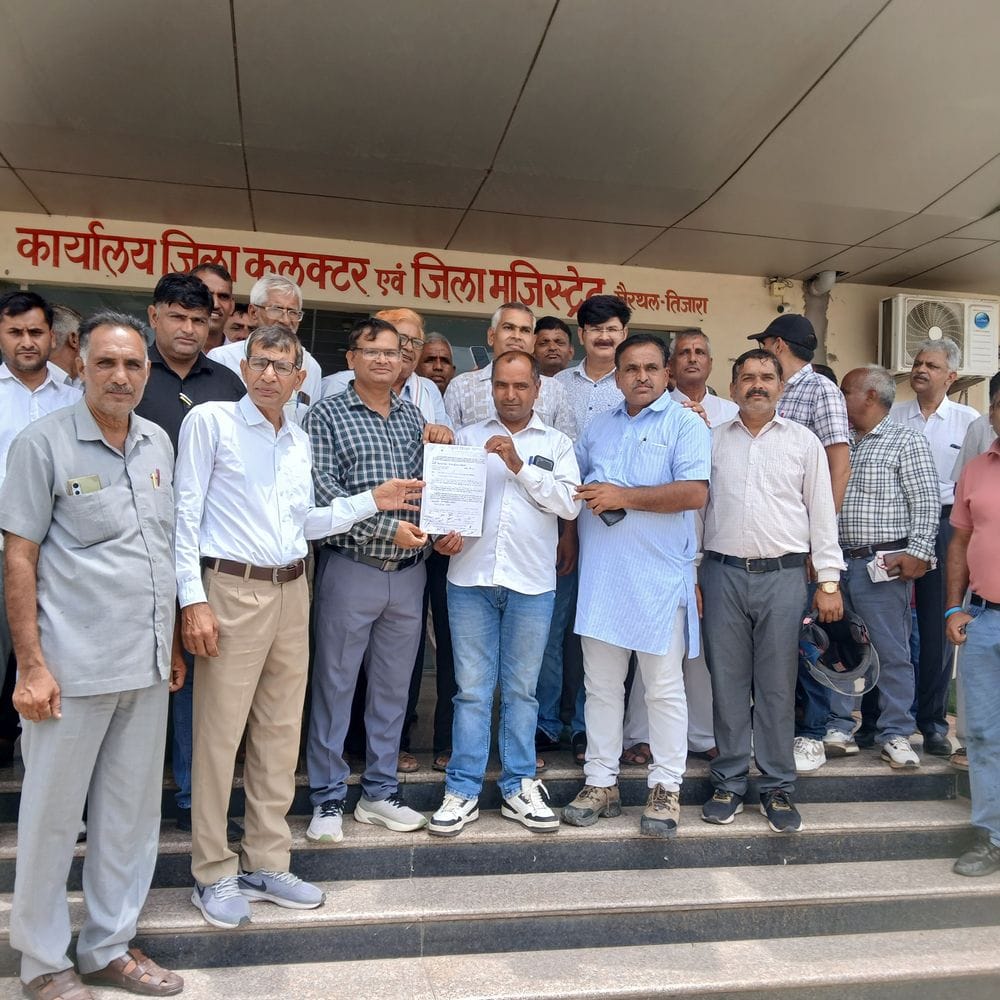 निजी स्कूलों की होने वाली जांच रोकने की मांग:शिक्षा विभाग के मुख्य सचिव के नाम कलेक्टर को सौंपा ज्ञापन