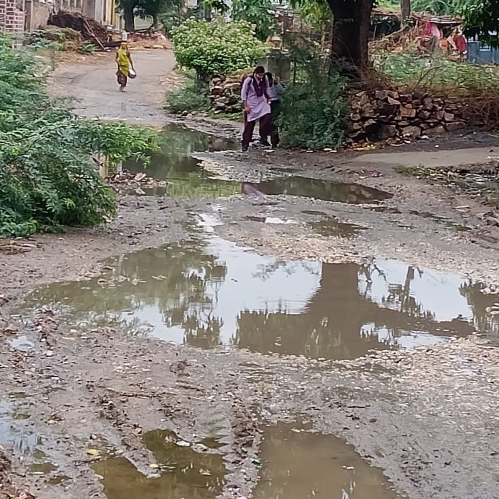 निमज-केजड़ को जोड़ने वाली सड़क बारिश के कारण जर्जर:शिकायत के बाद भी समाधान नहीं, एसडीएम बोले- जल्द कार्रवाई कर मरम्मत की जाएगी