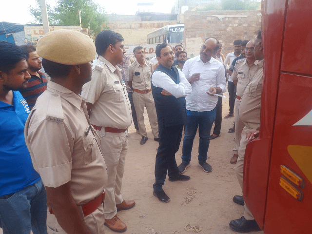 नियम तोड़कर चलने वाली बसों पर एक्शन:जोधपुर में जजों के निरीक्षण में हुई कार्रवाई, 6 प्राइवेट बसें सीज
