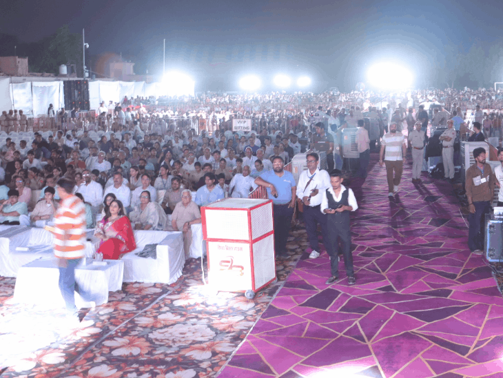'नी रुह', 'मस्त बना दे' पर झूम उठे हजारों लोग:कंवर ग्रेवाल ने सूफी गीतों से बांधा समां, जिला स्थापना दिवस के समापन समारोह में उमड़ी भीड़