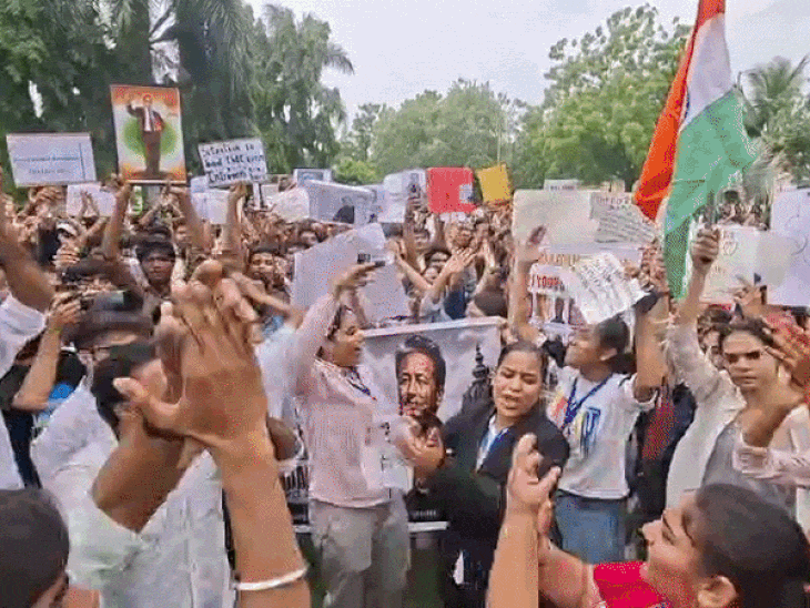नीट पेपर-लीक के विरोध में उदयपुर में युवाओं का प्रदर्शन:केंद्रीय शिक्षामंत्री का मांगा इस्तीफा; पुलिस रही तैनात