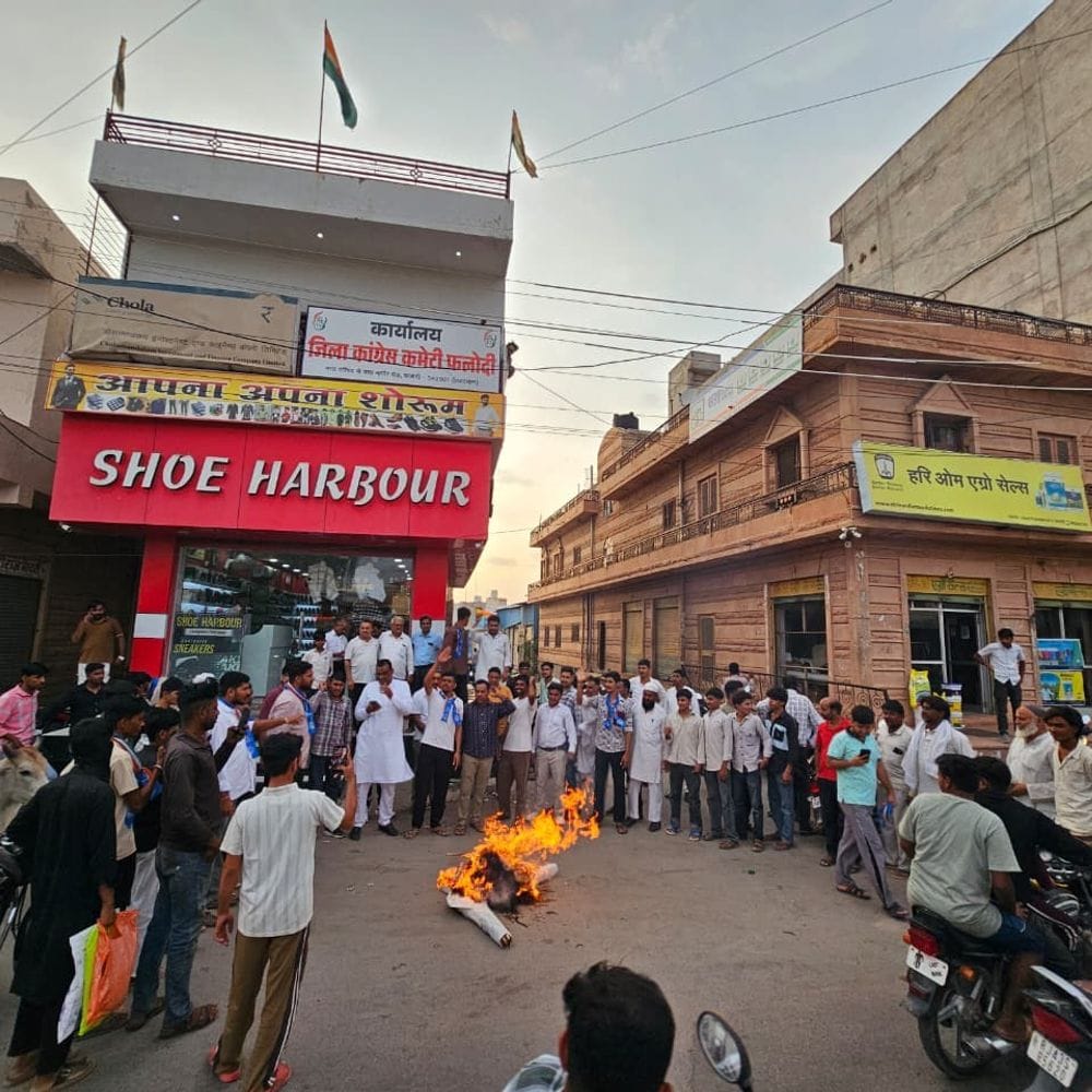 नीट पेपर लीक के विरोध में कांग्रेस का प्रदर्शन:पीएम मोदी का पुतला फूंका; धर्मेंद्र प्रधान के इस्तीफे की मांग