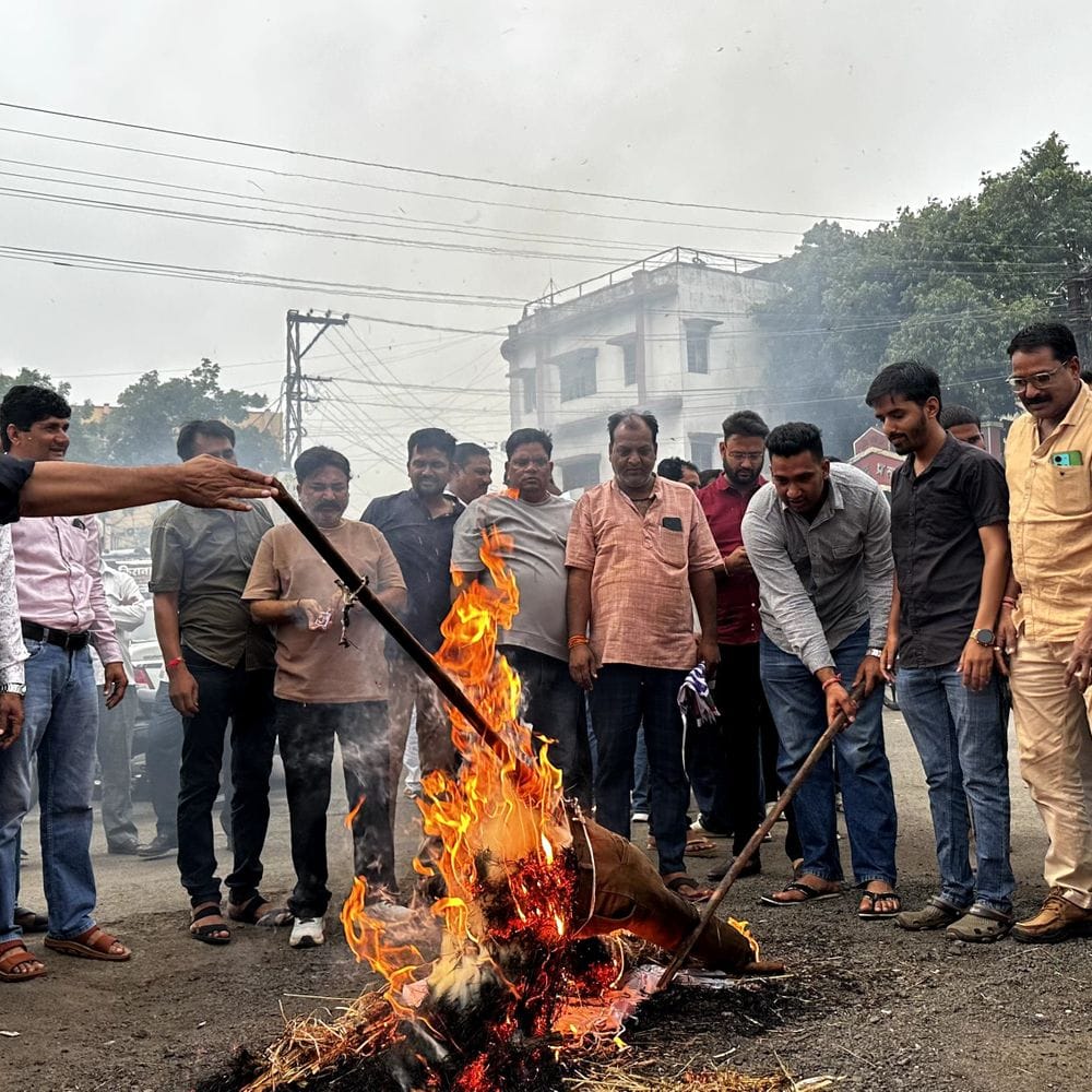 नीट पेपर लीक मामले में कांग्रेस का प्रदर्शन:प्रतापगढ़ में फूंका पीएम मोदी का पुतला; धर्मेंद्र प्रधान के इस्तीफे की मांग