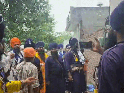 पंजाब पुलिस के 'ऑपरेशन प्रहार' के बाद परिवार पर हमला:निहंगों ने मोर्चा संभाला, बोले- अपने स्टाइल में कार्रवाई करेंगे; आरोपी घर बंद कर भागे