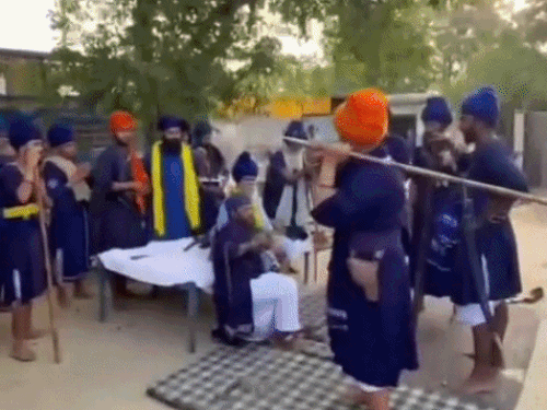 पंजाब में अश्लील फोटो वाले निहंग की पिटाई का VIDEO:बुड्‌ढा दल के निहंगों ने कहा- वाहेगुरू बोल; डंडे पड़े तो जसदीप बोला- हाय बाबा जी