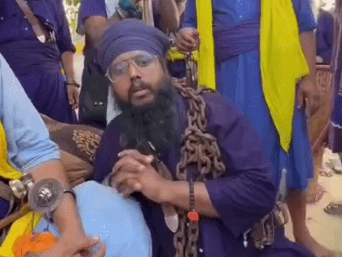 पंजाब में अश्लील फोटो वाले निहंग को संगलों से बांधा:डंडों से पिटवाया, बाणा पहनने पर रोक लगाई; बुड्‌ढा दल ने दी धार्मिक सजा