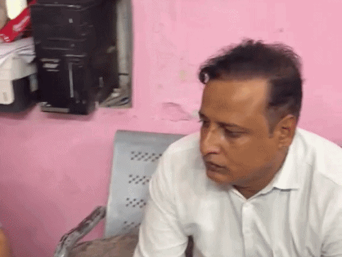 पटवारी ने चलती कार में ली रिश्वत, ACB ने दबोचा:20 हजार डेशबोर्ड में रखवाए थे; रिकॉर्ड में डिक्री दर्ज करने की एवज में मांगे रुपए