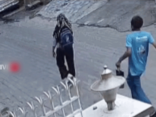 पटियाला में छात्रा को पीछे से सुआ घोंपा:स्कूल जा रही थी, अचानक आया युवक, हमला कर भागा; VIDEO सामने आया