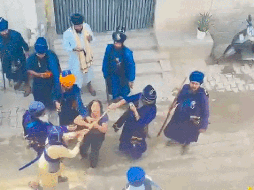 पटियाला में निहंगों ने महिला को पीटा, VIDEO:बालों से घसीटकर बाहर लाए, सामान बाहर फेंका; घर का कब्जा दिलाने आए थे