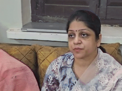 परिवार का दावा, बिहारीजी मंदिर में चढ़ाया हीरा गायब:1 साल से जांच की मांग कर रही व्यापारी की मां; अधिकारी बोले- कांच है या डायमंड हमें नहीं पता