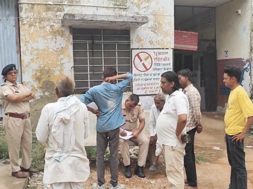 परिवार के 4-लोगों ने पिया जहर, पति-पत्नी, बेटे की मौत:छोटे बेटे की हालत गंभीर, बीमारी को लेकर डिप्रेशन में थे