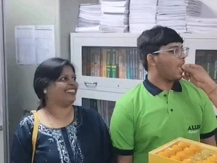 पहले परीक्षा-रद्द, फिर एग्जाम सेंटर में बारिश में भीगी आंसर-शीट:हादसे में घायल मां एग्जाम सेंटर लेकर बेटे को पहुंची थी; पढ़ें नीट में पास स्टूडेंट्स की कहानी