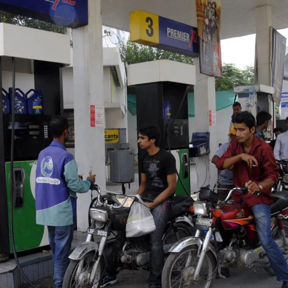 पाकिस्तान में पेट्रोल 4.93 और डीजल 7.15 रुपया महंगा:पेट्रोल 320.73 और हाई-स्पीड डीजल 367.21 रुपया लीटर मिल रहा, नई कीमतें 18 जुलाई से लागू