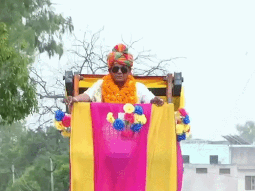 पानीपत में चपरासी की रिटायरमेंट पर 'शाही' विदाई,VIDEO:फूलों से सजे हाइड्रा क्रेन पर बैठे, थार-स्कॉर्पियो का काफिला चला; नोटों की माला पहन डांस किया