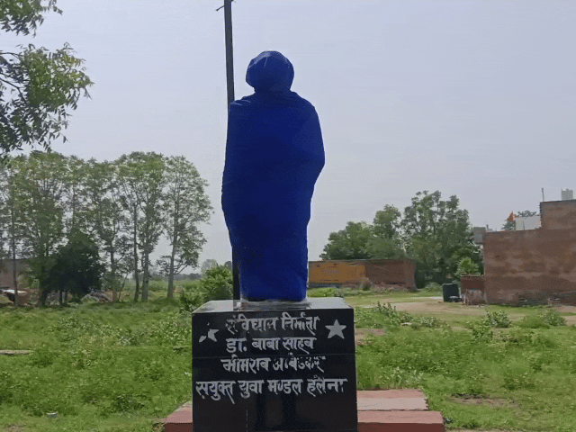 पार्क में लगी अंबेडकर की प्रतिमा को किया खंडित:मामला दर्ज, ग्रामीणों ने की असामाजिक तत्वों ने पकड़ने की मांग