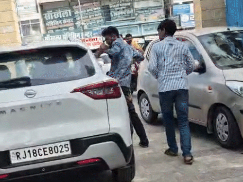पार्किंग शुल्क को लेकर कार ड्राइवर और कर्मचारी में विवाद-VIDEO:बीडीके अस्पताल की घटना, युवकों ने महिला से भी की बहस