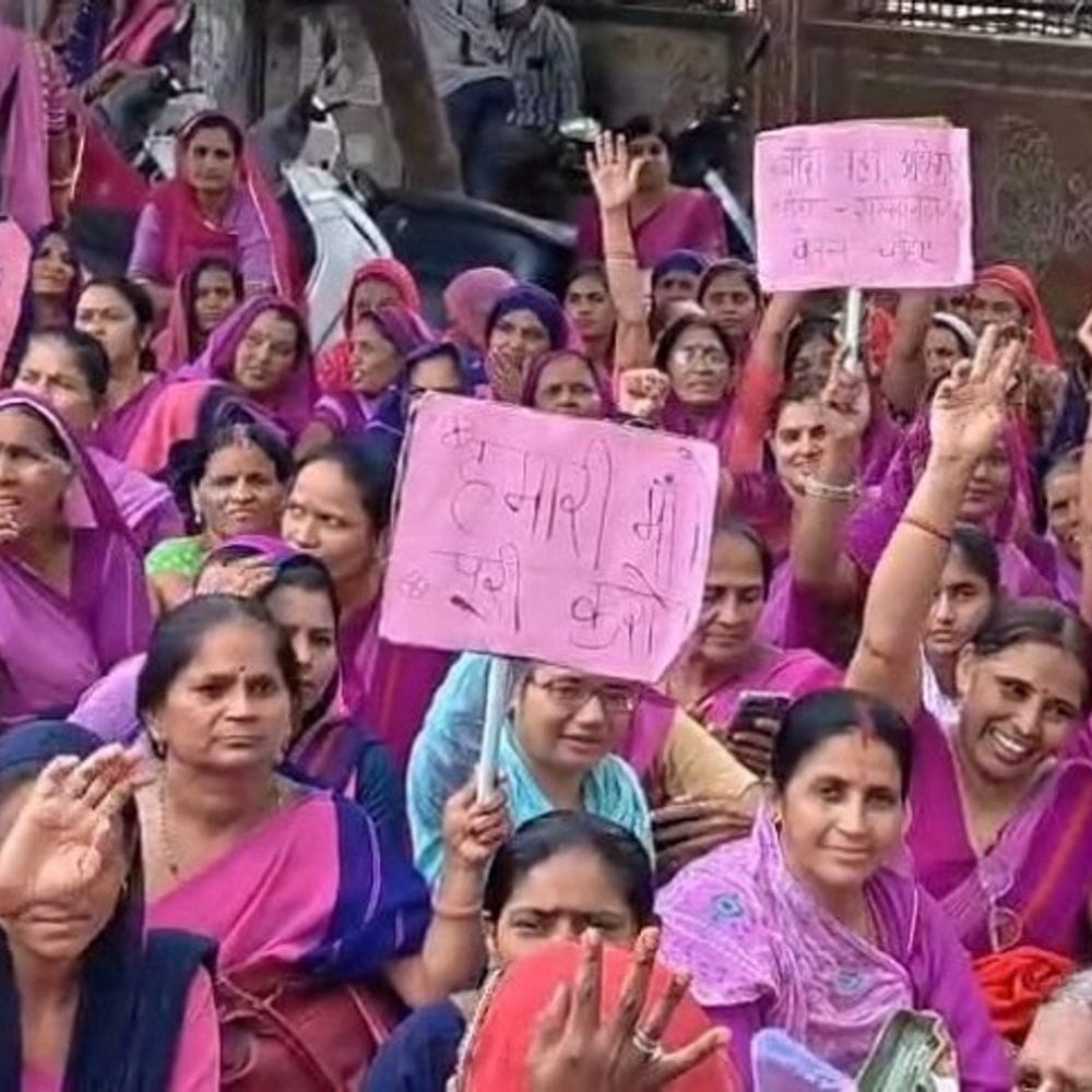 पाली कलेक्ट्रेट के बाहर 'पिंक' धरना जारी:आंगनबाड़ी कार्यकर्ता-सहायिका बोलीं-स्थायी करो, मानदेय बढ़ाओ