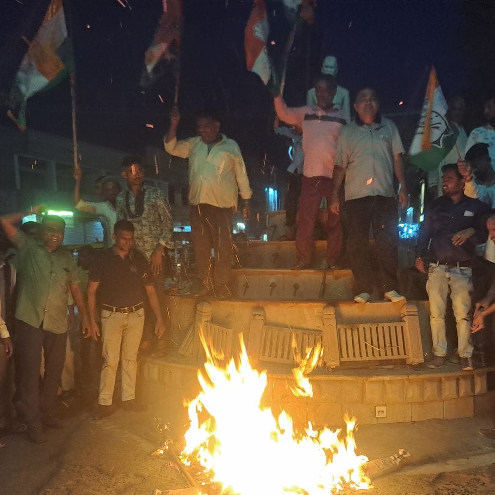 पाली में कांग्रेसी बोले-केंद्र सरकार युवाओं पर लाठियां बरसा रही:धर्मेंद्र प्रधान के इस्तीफे की मांग की; सूरजपोल पर किया प्रदर्शन