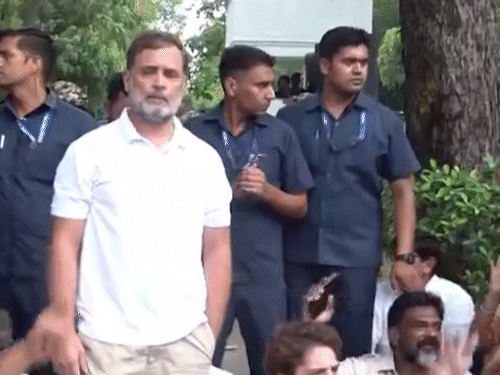 पीएम आवास के पास राहुल, प्रियंका धरने पर बैठे:कहा- प्रधानमंत्री इस्तीफा दें, पुलिस फोर्स पहुंची; कई कांग्रेसी नेता हिरासत में लिए गए