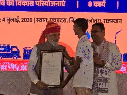 पीएम मोदी ने कॉन्स्टेबल से कहा-डरो मत, भागो मत:नियुक्ति पत्र सौंपकर पीठ थपथपाई, लेक्चरर से पूछा-कहां की रहने वाली हो, भरतपुर बताने पर सीएम मुस्कुराए