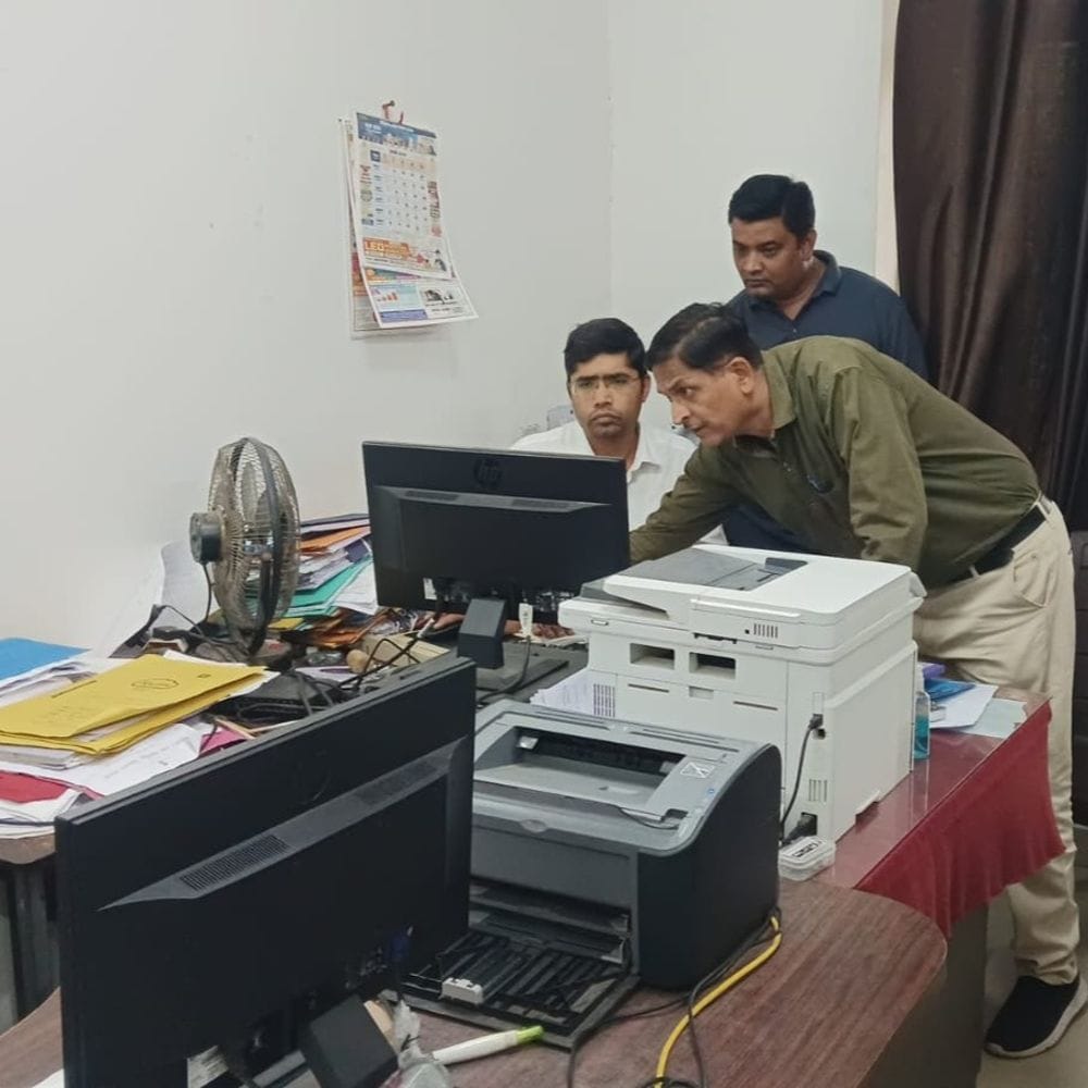 'पुराने और जर्जर भवनों को तुरंत ध्वस्त करें':कलेक्टर ने किया जिला शिक्षा माध्यमिक कार्यालय का निरीक्षण, हाईटेंशन लाइन को हटाने के निर्देश