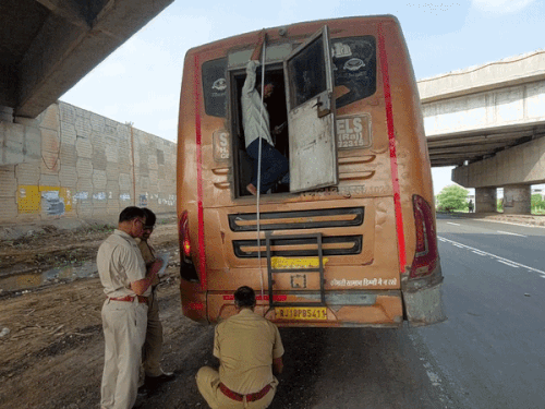 पुलिस ने लग्जरी-स्लीपर समेत दो दर्जन बसों की जांच:चालान काटे, गंभीर अनियमितता पर कई बसों को सीज किया