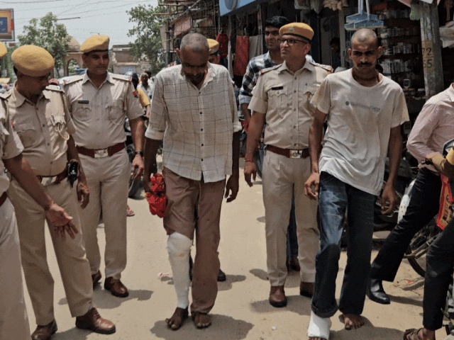 पुलिस पर फायर करने वाले बदमाश बाजार में लंगड़ाते रहे:2 व्यापारियों को गोली मारी थी, सीन रिक्रिएट करवाया; उसी दुकान पर ले गए जहां से रैकी की थी
