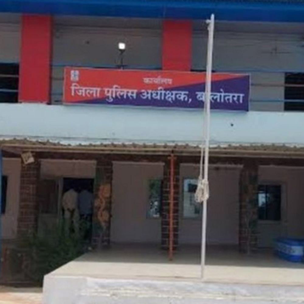 पुलिस पर फायरिंग कर भाग रहे डोडा पोस्त तस्कर पकड़े:कार से मिला बड़ी मात्रा में मादक पदार्थ