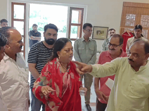 पूर्व CM वसुंधरा राजे पहुंचीं सवाई माधोपुर:भाजपा कार्यकर्ताओं भेंट की तलवार; शादी समारोह में भाग लेने आए दिग्गज