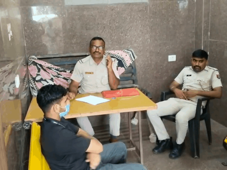 पेड़ से लटका मिला कॉलेज स्टूडेंट का शव:छोटे भाई के साथ नाना के घर रहकर कर रहा था पढ़ाई