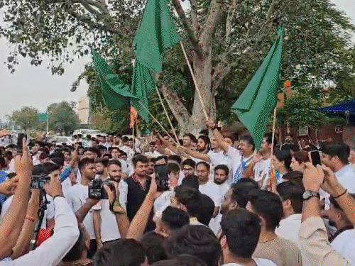 पेपर-लीक के विरोध में जयपुर की सड़कों पर उतरे स्टूडेंट्स:NSUI ने निकाली 'रन अगेंस्ट पेपर लीक' मैराथन; जूली बोले- मेहनत का फल कोई और ले जाता है