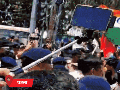 पेपर लीक प्रदर्शन-पटना में कांग्रेस-बीजेपी नेताओं के बीच पत्थरबाजी:जयपुर में बीजेपी कार्यकर्ताओं पर वाटर कैनन चलाई, कांग्रेस कार्यालय घेर रहे थे