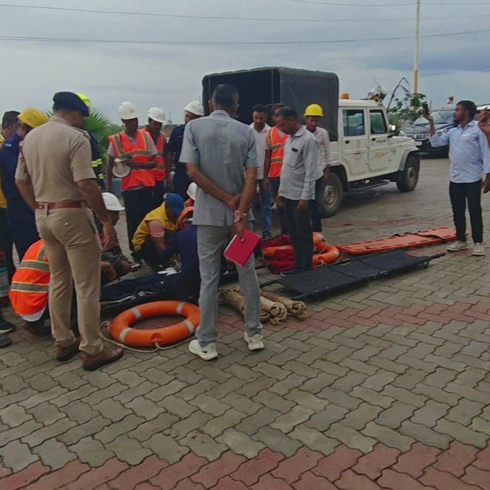 प्रतापगढ़ के पेट्रोल पंप पर आग लगने की मॉक ड्रिल:फायर ब्रिगेड, पुलिस और अन्य टीमें मौके पर पहुंची; तैयारियों का किया परीक्षण
