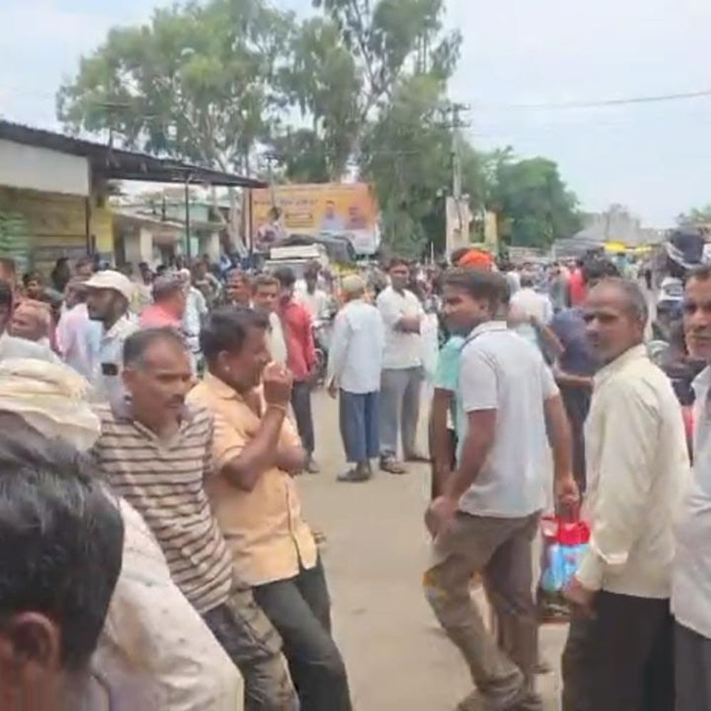 प्रतापगढ़ मंडी में जलभराव-अतिक्रमण को लेकर किसानों का प्रदर्शन:7 दिन का अल्टीमेटम, नीलामी डोम में निजी माल भरने का आरोप; मंडी अधिकारी ने दिया सुधार का आश्वासन