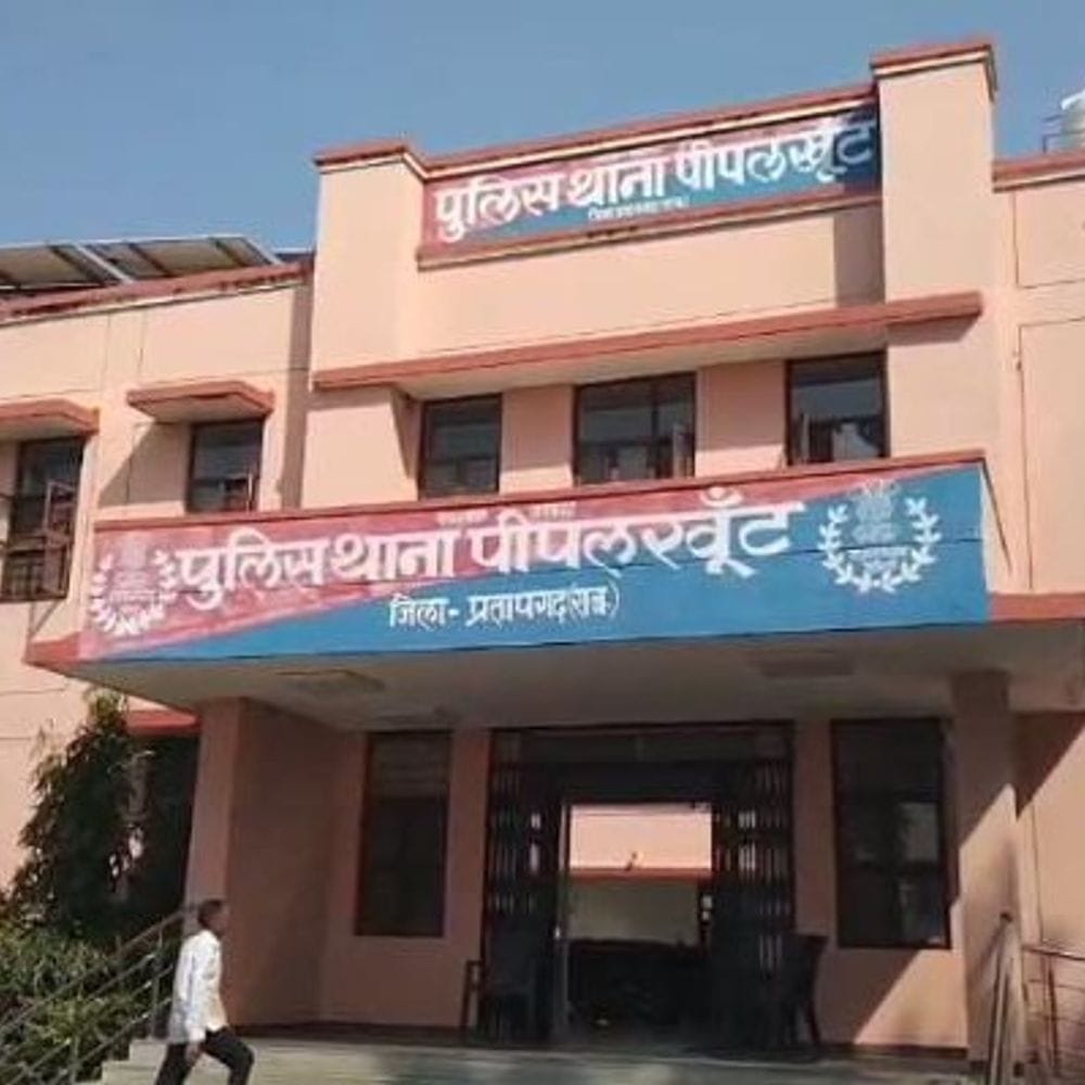प्रतापगढ़ में 4.171 किलो अफीम जब्त, तस्कर गिरफ्तार:बाइक की सीट और एयर फिल्टर में छिपाकर ले जा रहा था आरोपी