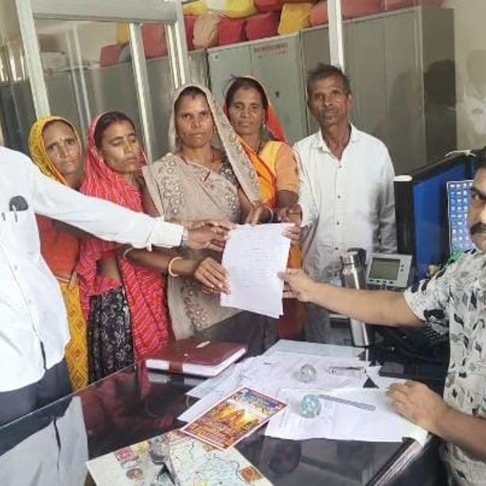 प्रतापगढ़ में मिड डे मील रसोइयों का प्रदर्शन:9 मांग रखीं, कहा- 2400 की जगह 9000 किया जाए मानदेय
