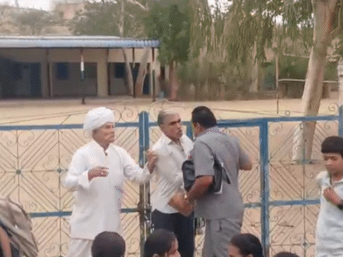 प्रिंसिपल को धक्का दिया, कॉलर पकड़कर नीचे गिराया, VIDEO:धरने पर बैठे पेरेंट्स से कहासुनी हुई; दीवार फांदकर स्कूल में जाना पड़ा
