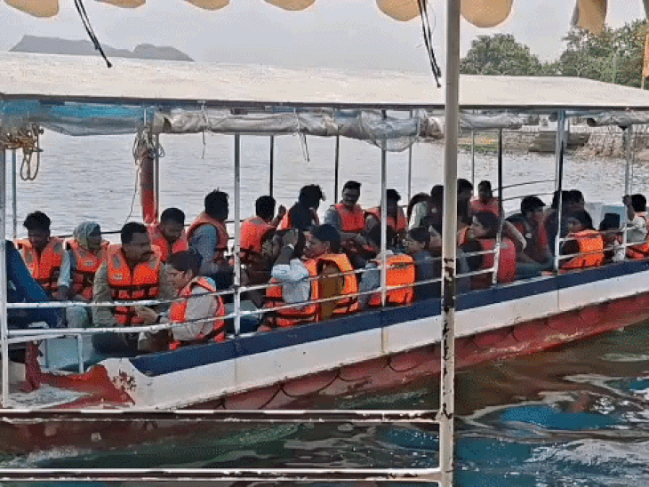 फतहसागर झील में डूबने से बचाने की दी ट्रेनिंग:एनडीआरएफ-सिविल डिफेंस ने लाइव डेमो देते हुए बताए 'गोल्डन मिनट्स'