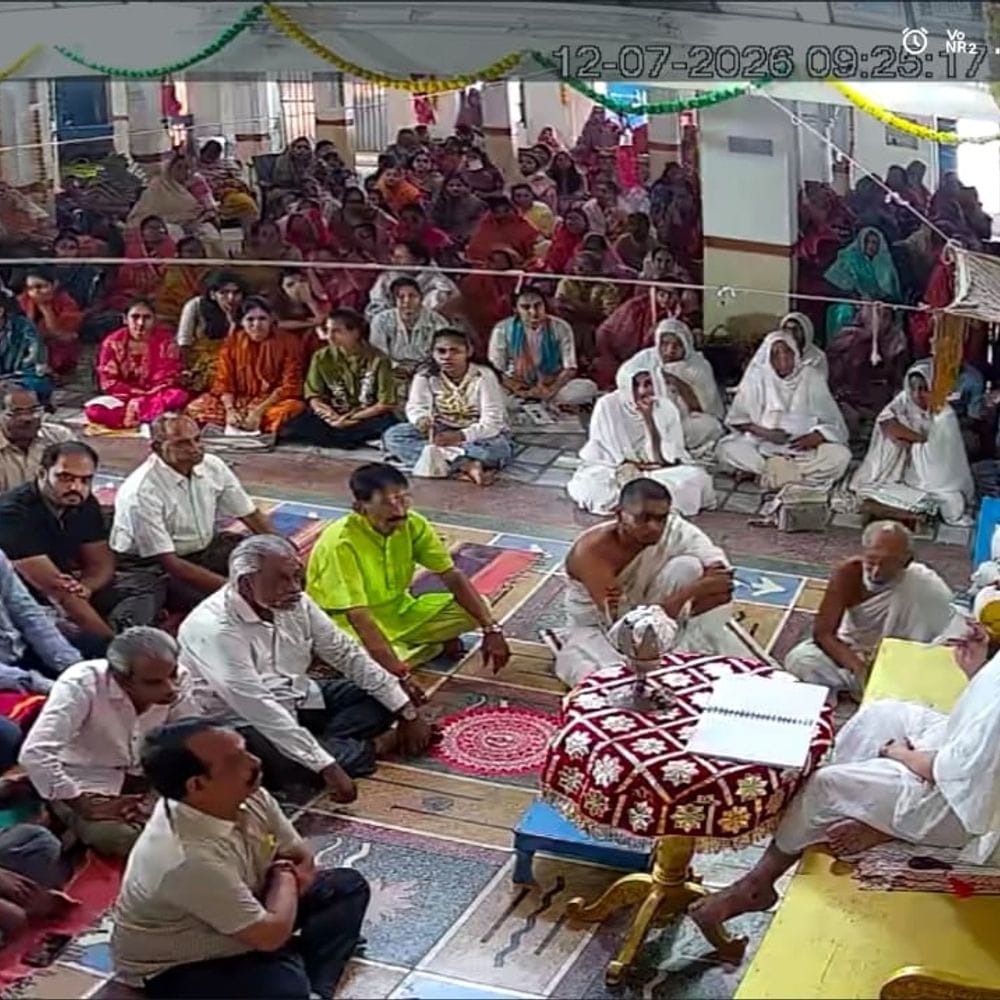 फलोदी में 'मनुष्य भव की सार्थकता' पर प्रवचन:आचार्य सुरेश्वर बोले-वर्तमान पर ध्यान केंद्रित करें