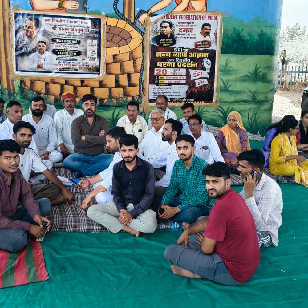 फलोदी में सोनम वामचुंग के समर्थन में धरना:शिक्षा मंत्री धर्मेंद्र प्रधान को पद से हटाने की मांग, कलेक्टर को सौंपा राष्ट्रपति के नाम ज्ञापन