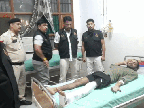 फायरिंग के आरोपियों की पुलिस से मुठभेड़:रेवाड़ी में दो बदमाशों को गोलियां लगीं; सब इंस्पेक्टर की बुलेट प्रूफ जैकेट पर लगी गोली